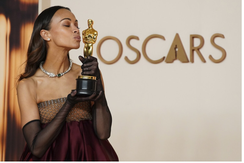 Zoe Saldaña con su premio Oscar en manos.