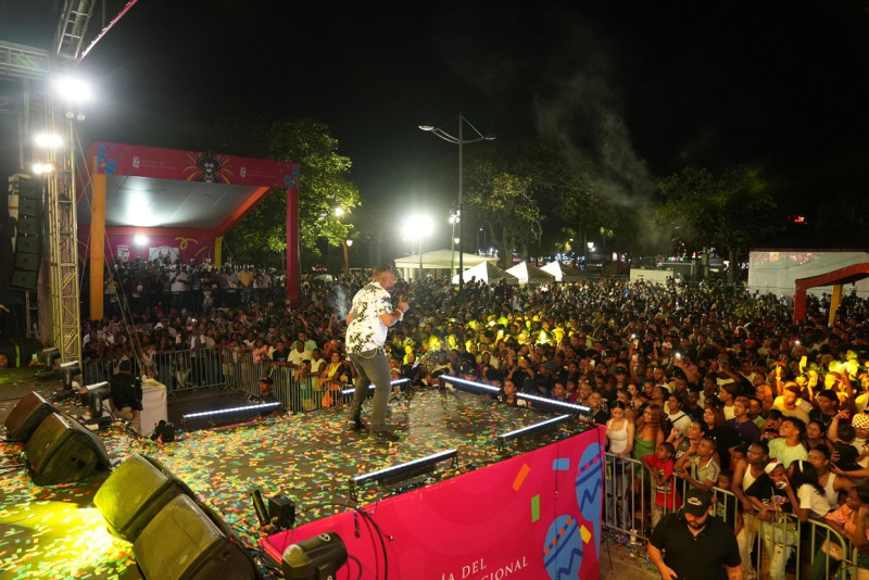 Luis Miguel del Amargue fue recibido con algarabía por la multitud congregada en el Parque Eugenio María de Hostos.