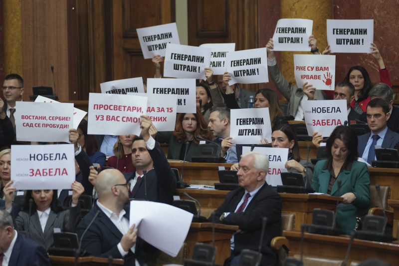 Legisladores de la oposición muestran carteles con la frase "¡Huelga general!"