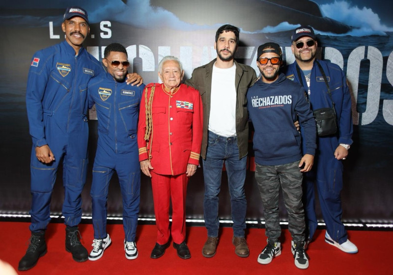 Parte del elenco de “Los Rechazados: Operación Submarino” durante la premier.