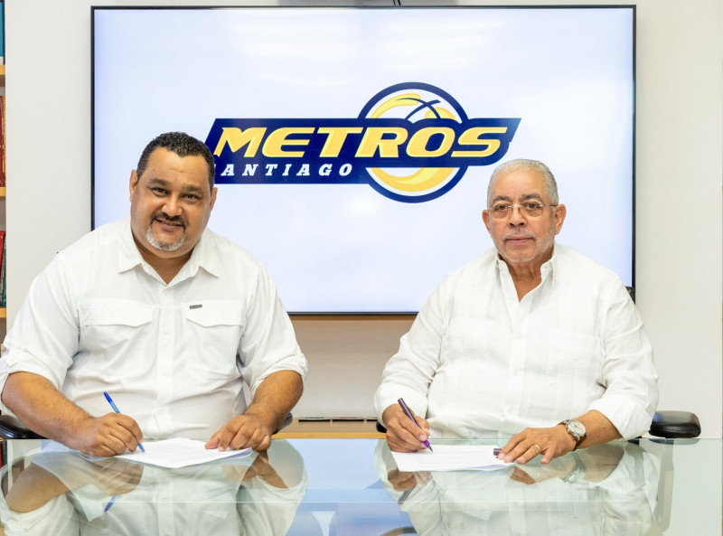 César Saint Hilaire y Rovin Rodríguez, presidente ejecutivo de Metros, en la firma de contrato.