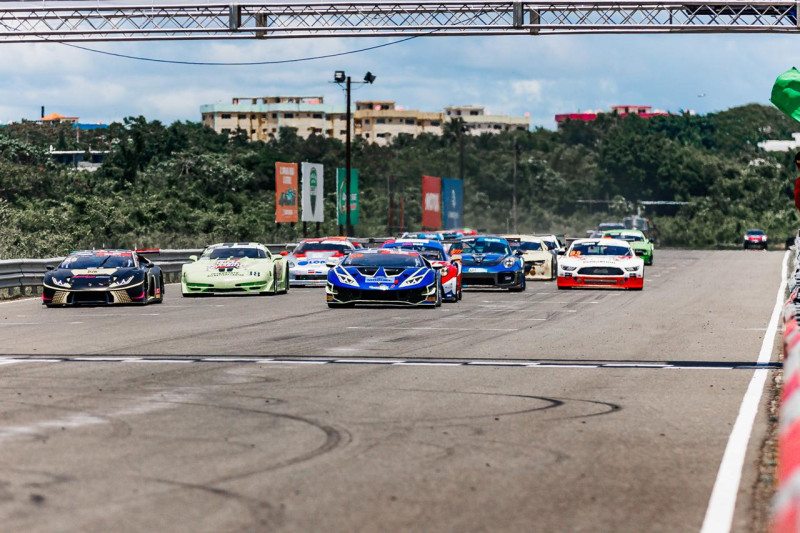 Pelotón del GT Challenge en el Autódromo Las Américas.