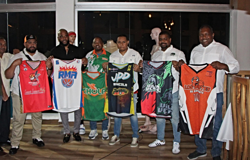 Representantes de los equipos muestran parte de los uniformes que lucirán en el torneo de baloncesto superior de La Romana.