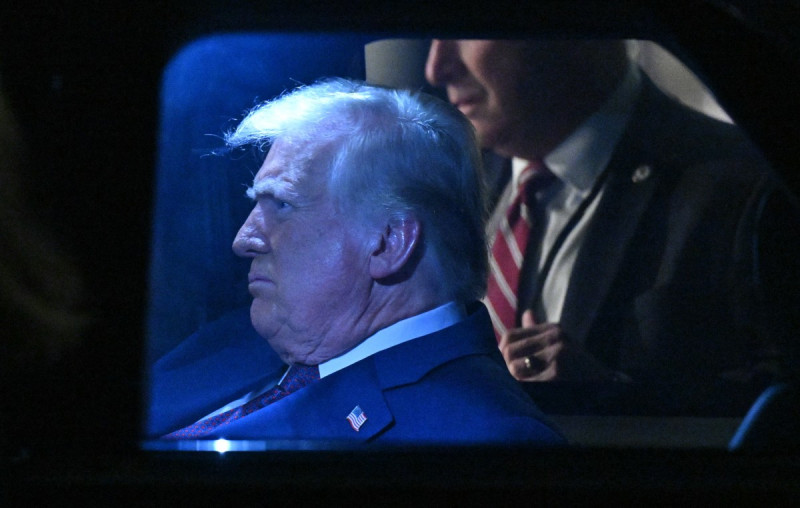 l presidente de Estados Unidos, Donald Trump, sale de la Casa Blanca de camino al Capitolio de Estados Unidos para pronunciar su discurso conjunto ante el Congreso en Washington, DC, el 4 de marzo de 2025.