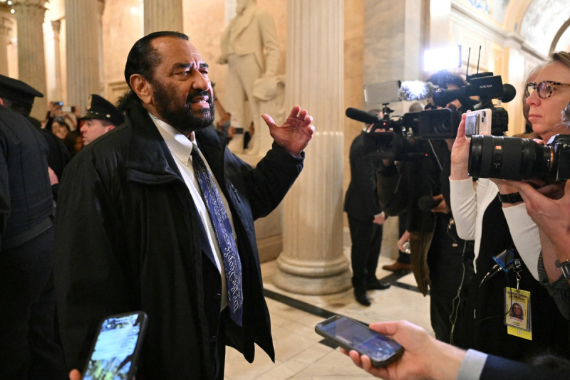 El representante estadounidense Al Green (D-TX) habla con los periodistas después de ser retirado de la cámara tras gritar mientras el presidente estadounidense Donald Trump pronunciaba su discurso el 4 de marzo de 2025.
