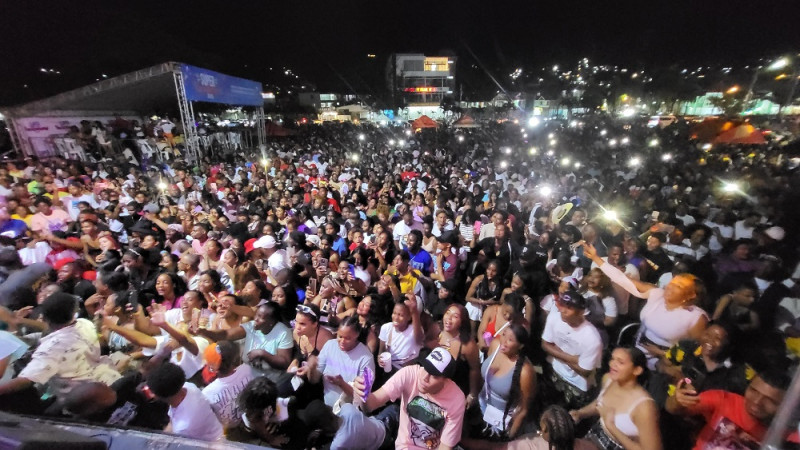 Multitud que disfrutó de la plataforma "Super Turicarnaval", que ha logrado éxito por el país.