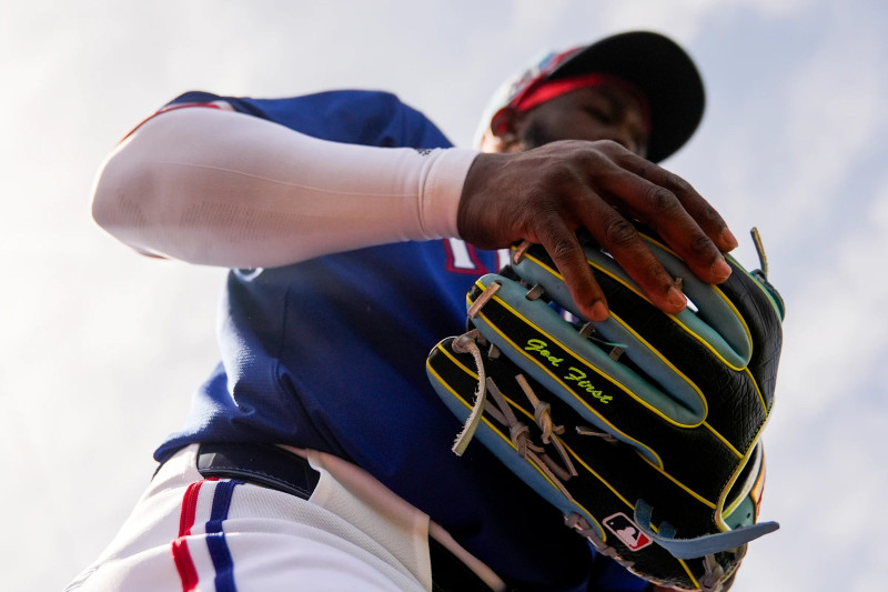 Adolis García de los Rangers de Texas durante un juego de pretemporada contra los Cachorros de Chicago, en Surprise, Arizona.