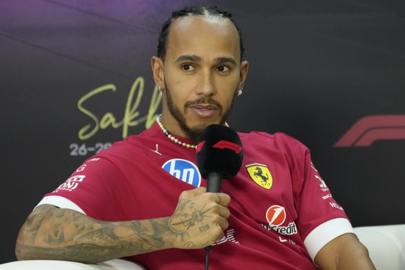 Lewis Hamilton durante una rueda de prensa durante las pruebas de pretemporada de la F1.