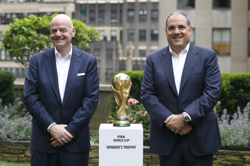 En foto del jueves 16 de junio del 2022, el presidente de la FIFA Gianni Infantino y el vicepresidente Vittorio Montagliani posan con el trofeo del Mundial.