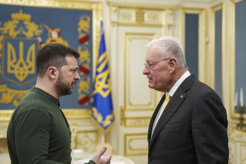 El enviado especial de Estados Unidos para Ucrania y Rusia, Keith Kellogg, derecha, y el presidente ucraniano Volodymyr Zelenskyy hablan en su reunión en Kiev, Ucrania, el 20 de febrero de 2025