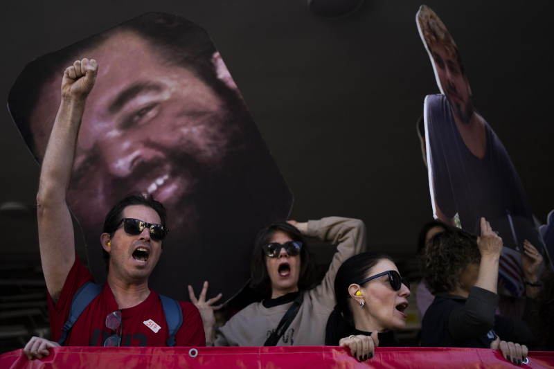 Manifestantes sostienen fotos de rehenes israelíes retenidos en la Franja de Gaza durante una protesta reclamando su liberación del cautiverio de Hamás, en Tal Aviv, Israel, el jueves 6 de marzo de 2025