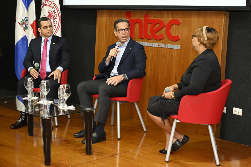 César Dargam diserta en un panel sobre temas tributarios.