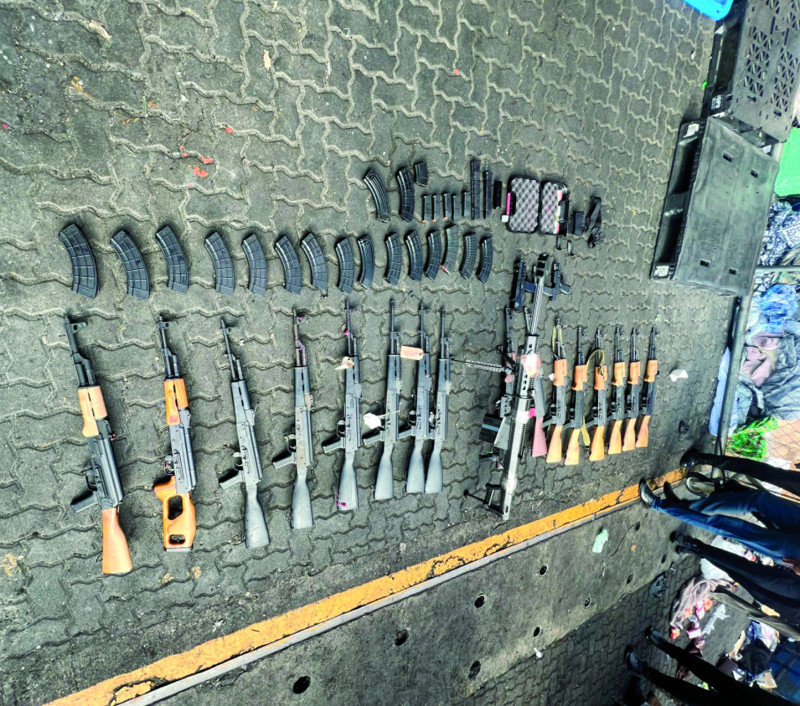 Las autoridades decomisaron más de 5,800 armas durante el año 2023.