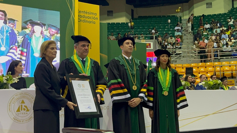 Abinader recibe título Doctor Honoris Causa en la centésima graduación de UTESA