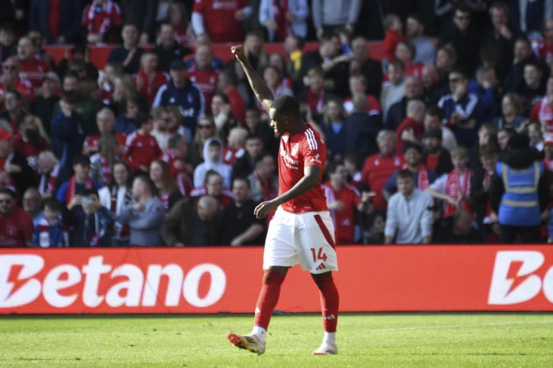 Callum Hudson-Odoi del Nottingham Forest celebra tras abrir el marcador en el encuentro ante el Manchester City en la Liga Premier.