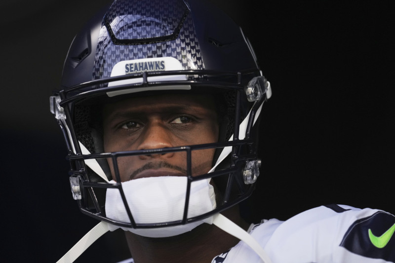 Geno Smith, quarterback de los Seahawks de Seattle, se prepara para ingresar en el campo para enfrentar a los Rams de Los Ángeles, el 5 de enero de 2025