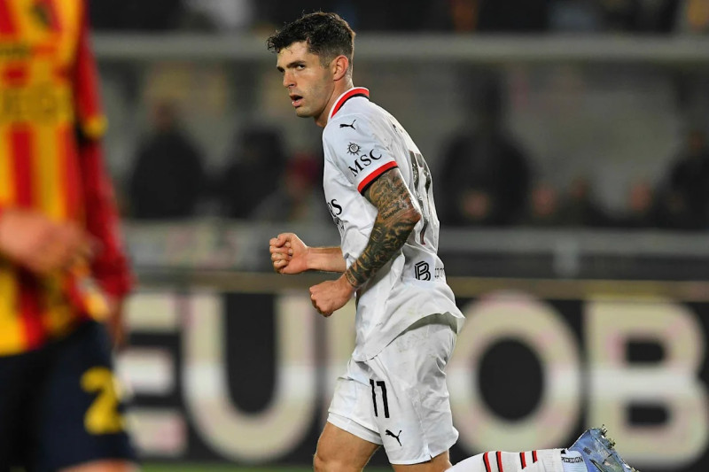 El estadounidense Christian Pulisic del AC Milan celebra tras anotar en el encuentro ante el Lecce .