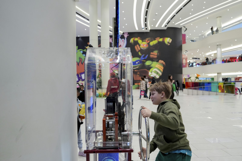 Brentley Joyce, de 8 años, usa una máquina de prensado de centavos en el centro comercial American Dream, el domingo 2 de marzo de 2025, en East Rutherford, Nueva Jersey. (AP Foto/Julia Demaree Nikhinson)