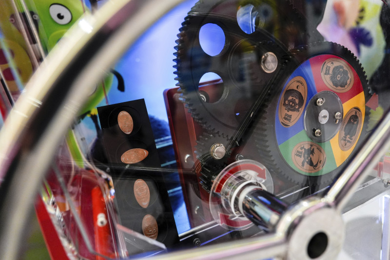 Una máquina de prensado de centavos instalada en el centro comercial American Dream, el domingo 2 de marzo de 2025, en East Rutherford, Nueva Jersey. (AP Foto/Julia Demaree Nikhinson)