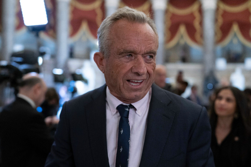 El secretario de Salud de EEUU, Robert F. Kennedy Jr., camina hacia la Cámara de Representantes, en el Capitolio en Washington, el 4 de marzo de 2025.