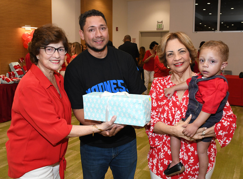 Vicky de Acra y Angélica Benítez de Ginebra entregan regalo a Guillermo Veras y Amir Veras