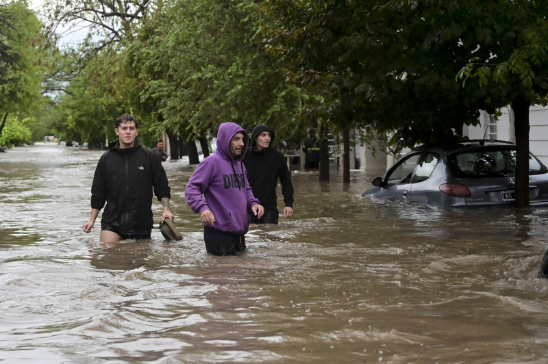 La gente camina por una calle inundada
