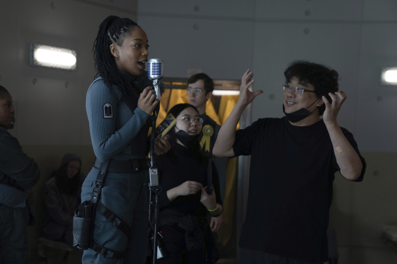 Naomi Ackie y el director Bong Joon Ho en el set de "Mickey 17"