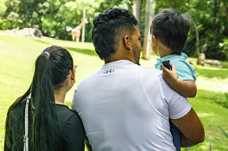 Dos beneficiarios del programa de permisos de permanencia temporal humanitaria