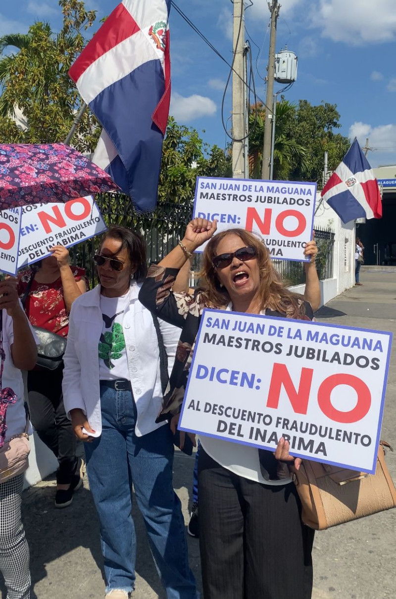 Maestros pensionados reclaman en frente de Inabima en contra del 4 % del seguro de sobrevivencia