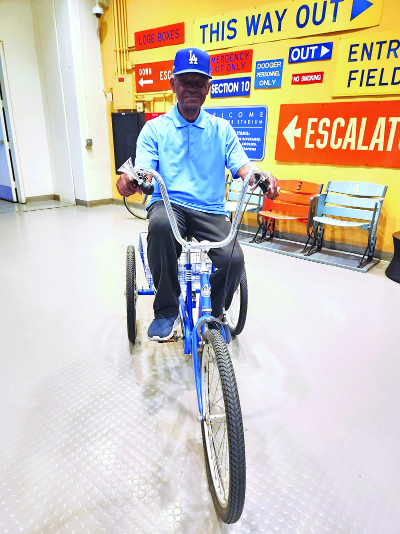 Manuel Mota figura montado en su triciclo en el cual se moviliza en el Dodgers Stadium y sus inmediaciones.