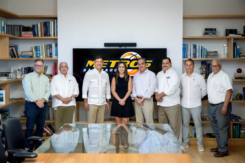 El ingeniero Manuel Estrella encabeza la iniciativa del equipo santiaguero, acompañado por César Saint Hilaire, gerente general y Antonio Mir, presidente de la LNB.