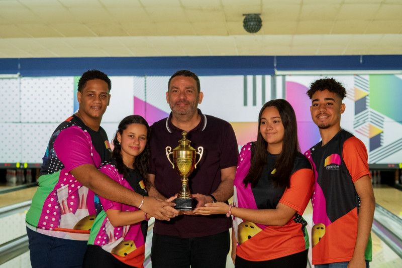Francis Soto junto al equipo del Colegio Civitas que avanzó a las finales.