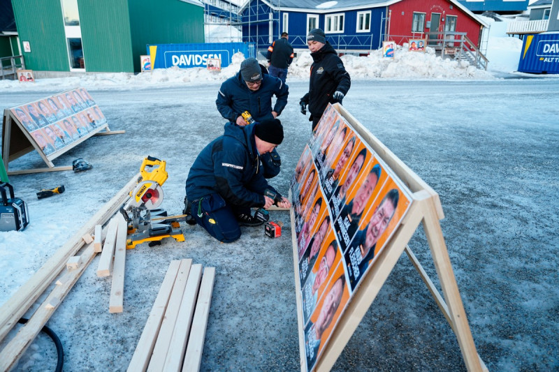 El 11 de marzo de 2025 se colocan en Nuuk, Groenlandia, los carteles electorales del partido nacionalista groenlandés Naleraq. El martes 11 de marzo de 2025 se emiten los primeros votos para las elecciones parlamentarias al Inatsisartut en Godthaabshallen, Nuuk, Groenlandia.
