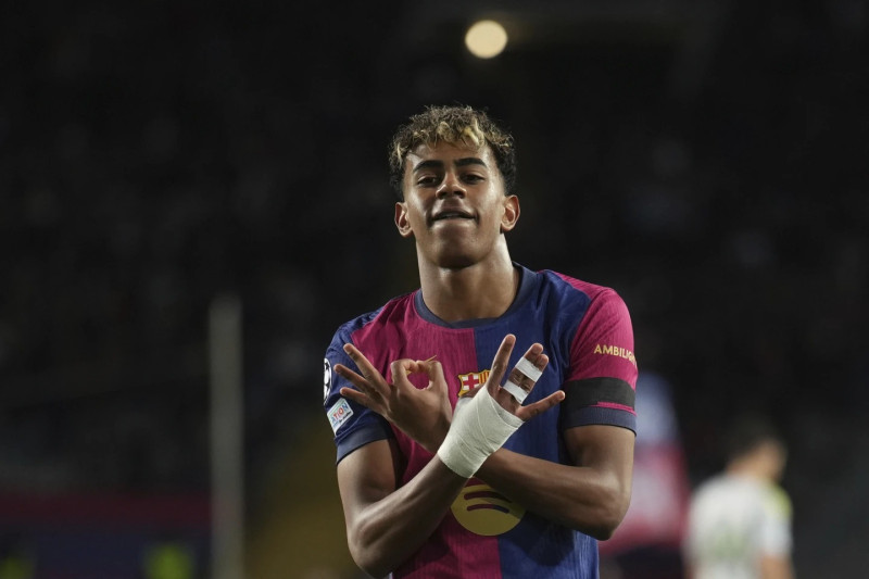 Lamine Yamal celebra tras anotar el segundo gol del Barcelona ante Benfica en la vuelta de los octavos de final de la Liga de Campeones.