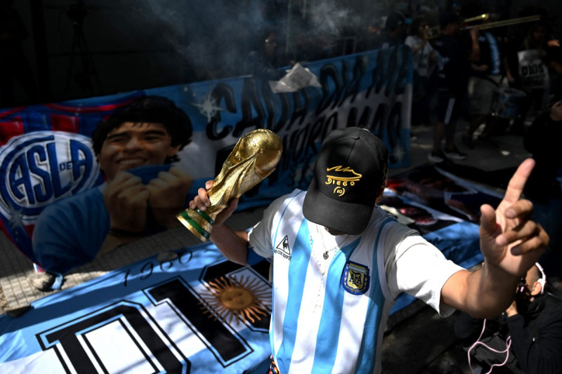 El carismático jugador, que padecía múltiples patologías crónicas, murió por edema pulmonar e insuficiencia cardiaca el 25 de noviembre de 2020.