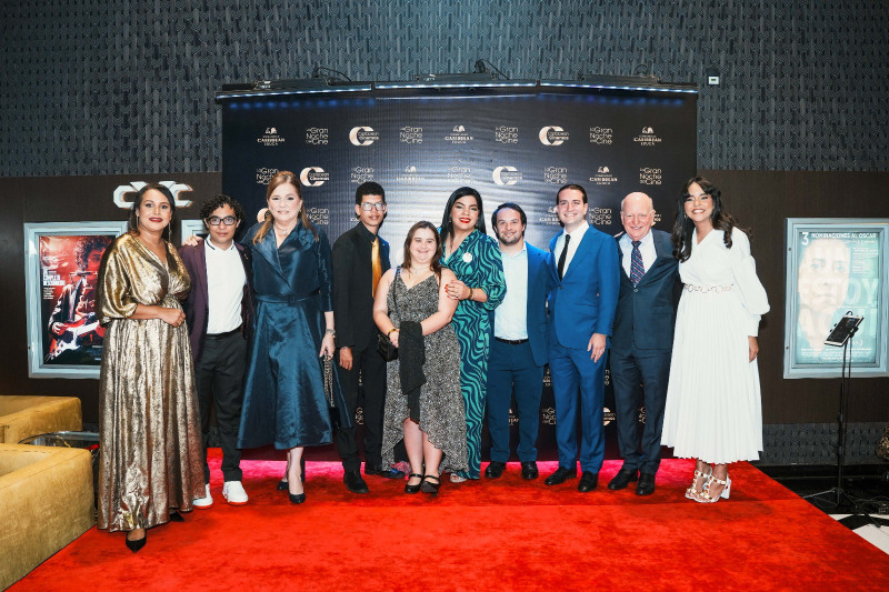 Ejecutivos de Caribbean Cinemas junto a representantes de la Fundación Quiéreme
Como Soy.