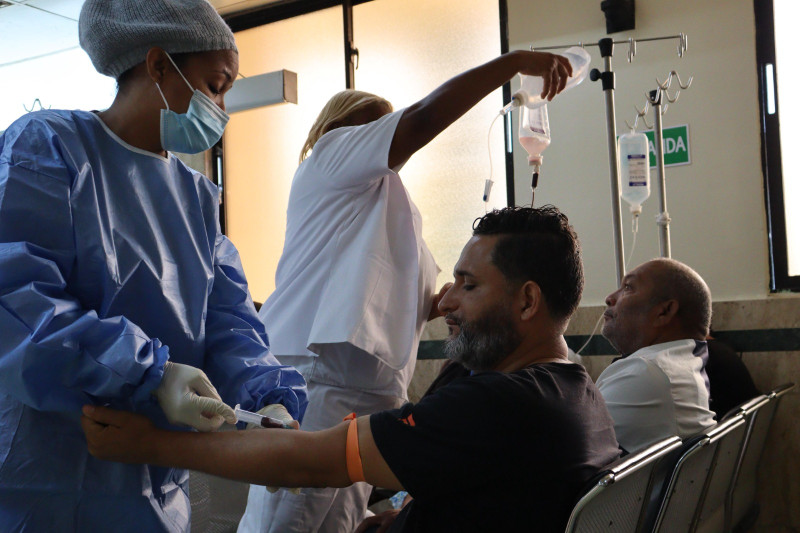 Pacientes son atendidos hasta en los asientos oxidados de la sala de espera.