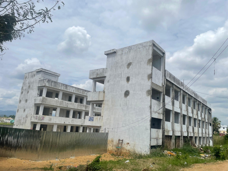 Una de las escuelas cuya construcción ha sido abandonada.