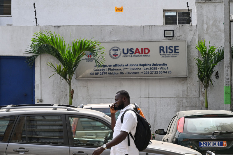 Un hombre camina frente a una oficina cerrada de la Agencia de los Estados Unidos para el Desarrollo Internacional (USAID) en Abiyán el 6 de marzo de 2025.