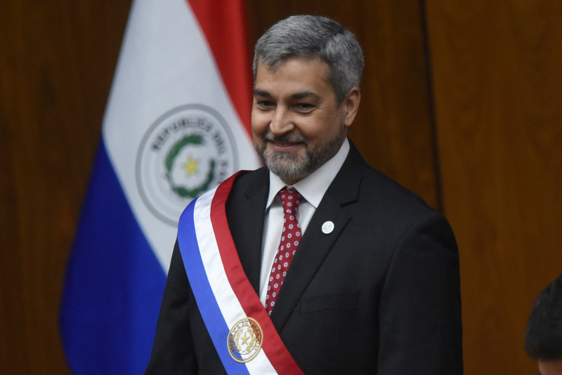 El presidente saliente de Paraguay, Mario Abdo Benítez, sonríe antes de entregar la banda presidencial para la toma de posesión del presidente electo de Paraguay, Santiago Peña, en el Congreso Nacional en Asunción el 15 de agosto de 2023.