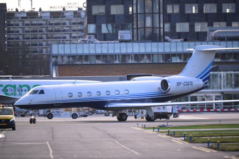 Un avión Gulfstream G550, que se cree transportaba al expresidente filipino Rodrigo Duterte, se ve tras aterrizar en el Aeropuerto de Róterdam-La Haya, tras su arresto en virtud de una orden de la Corte Penal Internacional relacionada con su letal ofensiva contra el narcotráfico, el 12 de marzo de 2025.