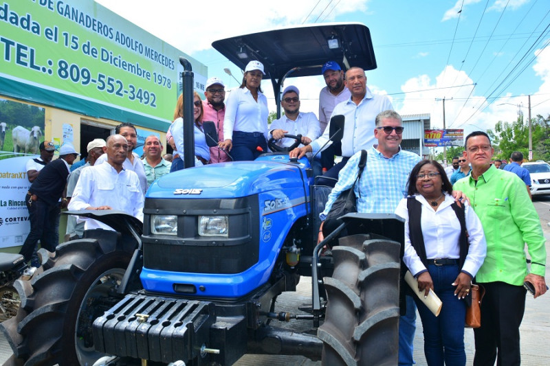 Reciben maquinarias, herramientas y equipos destinados a la mecanización y la tecnificación del campo dominicano.