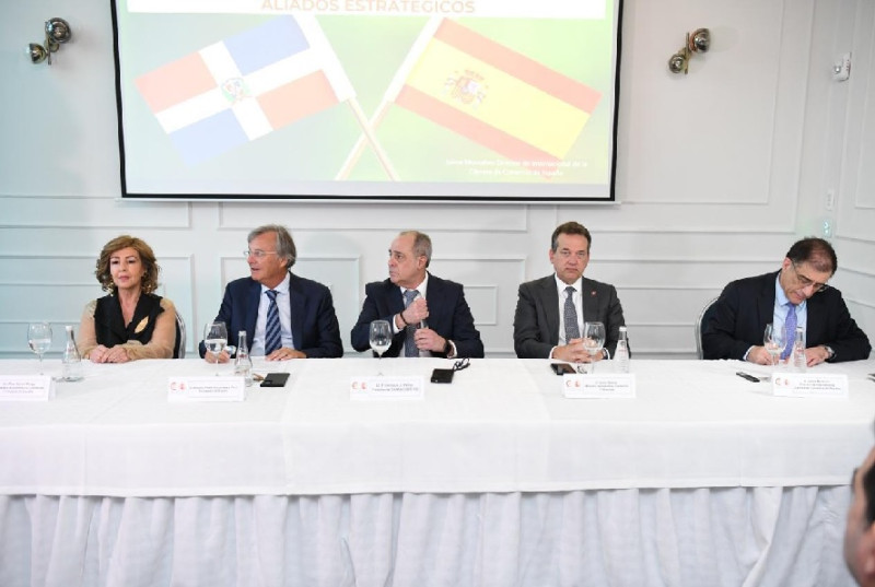 Autoridades en la presentación del documento.