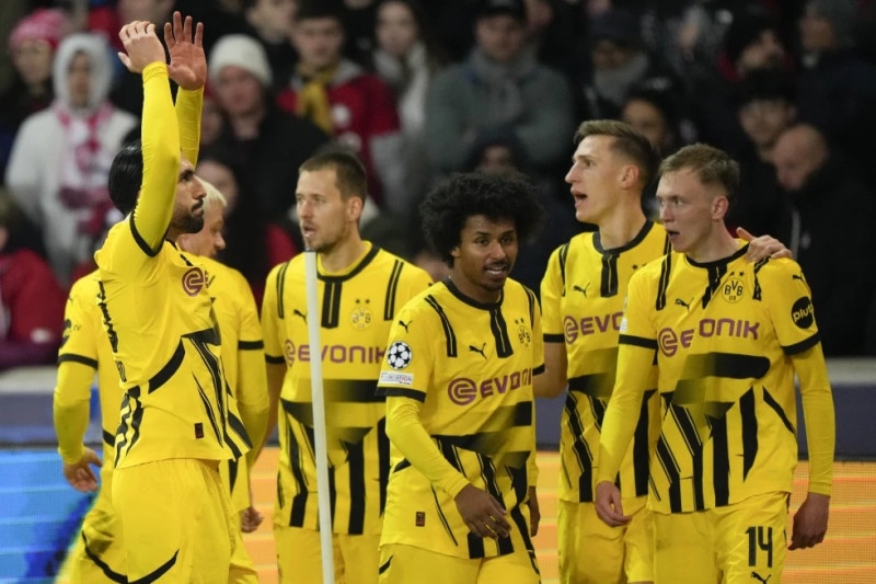 Los jugadores de Borussia Dortmund celebran el segundo gol en la victoria 2-1 ante Lille en los octavos de final de la Liga de Campeones.