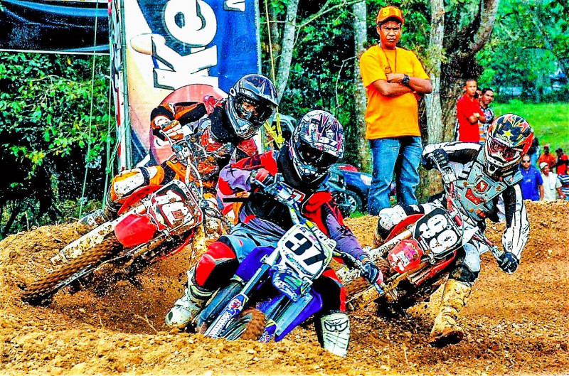 Foto de una década en El Pino, La Vega, RD, categoría juvenil de 85cc, los históricos pilotos de motocross, Luis José Durán, Randy Méndez y Jim Beily Pacheco.