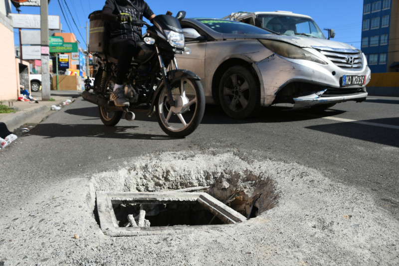 La falta de tapas constituye un peligro para vehículos y peatones.