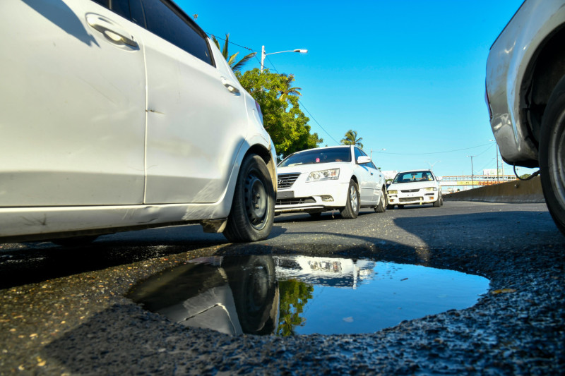 Los agujeros en las vías para la falta de tapas trastornan el tránsito.