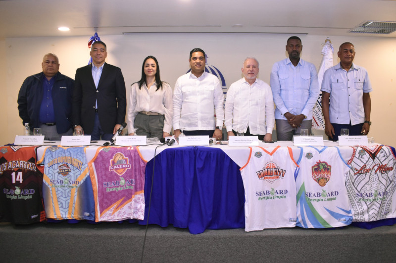 El ministro Kelvin Cruz mientras anunciaba el respaldo al torneo en compañía de la ministra Faride Raful, el senador Antonio Taveras, William Cabral, José Esteban Borromé, Junior Páez y Fernando Geraldino.