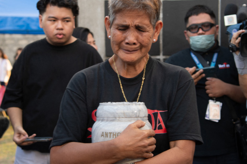 Una mujer sostiene una urna con las cenizas de un ser querido