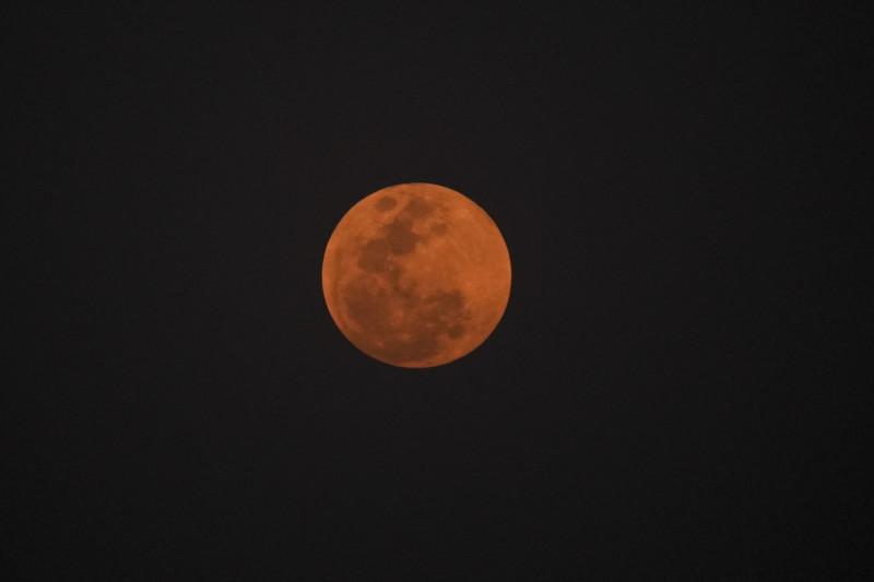 La luna brilla sobre la Ciudad de México